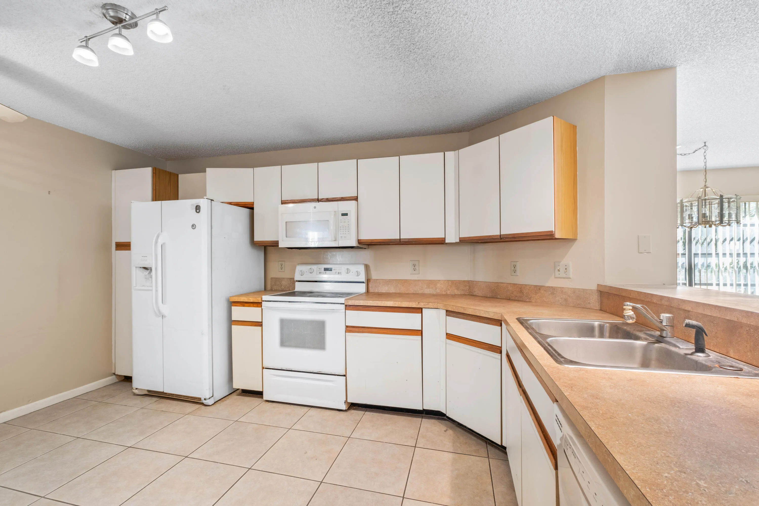 Eat-In Kitchen