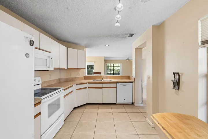 Eat-in Kitchen