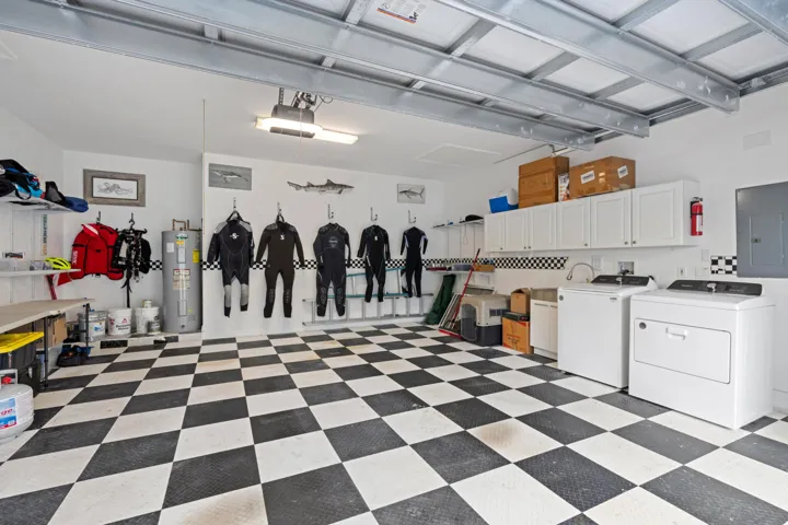 Oversized garage w/ washer and dryer