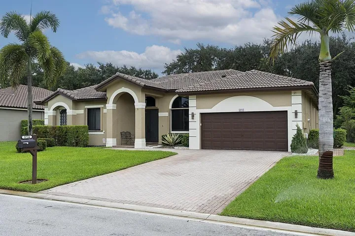 5734 NW 50th Dr - - 550