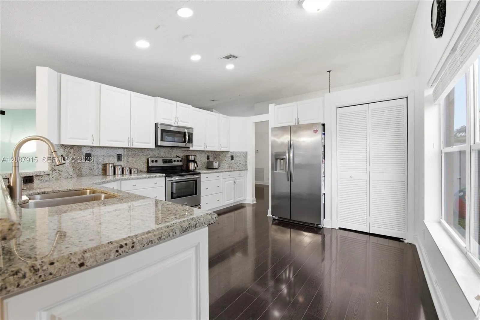Photo 14 Photo 14