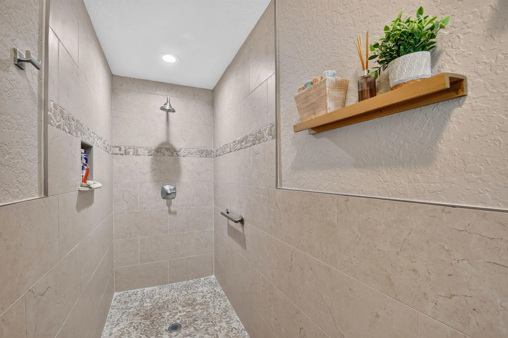 Hege walk or roll-in shower