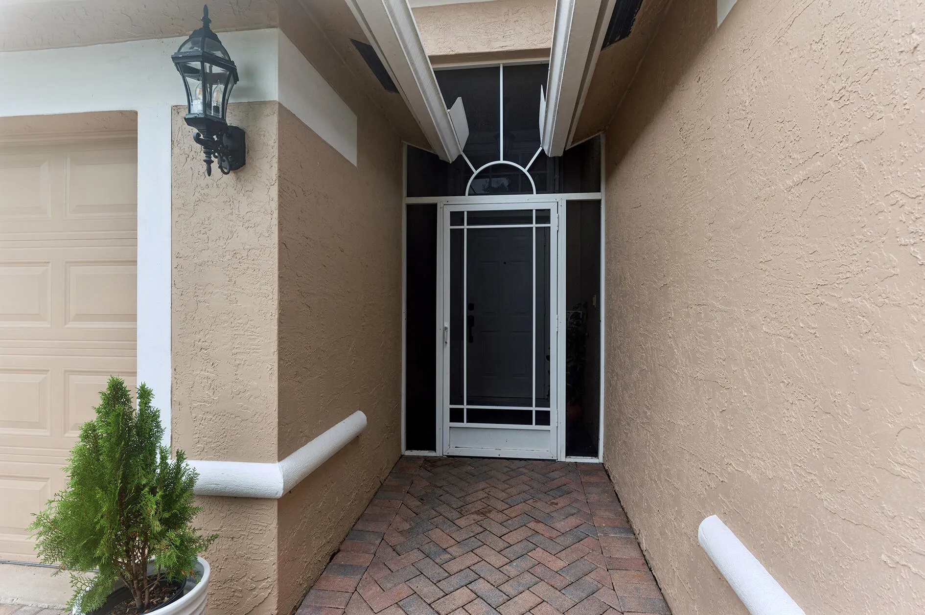 SCREENED ENTRY WAY