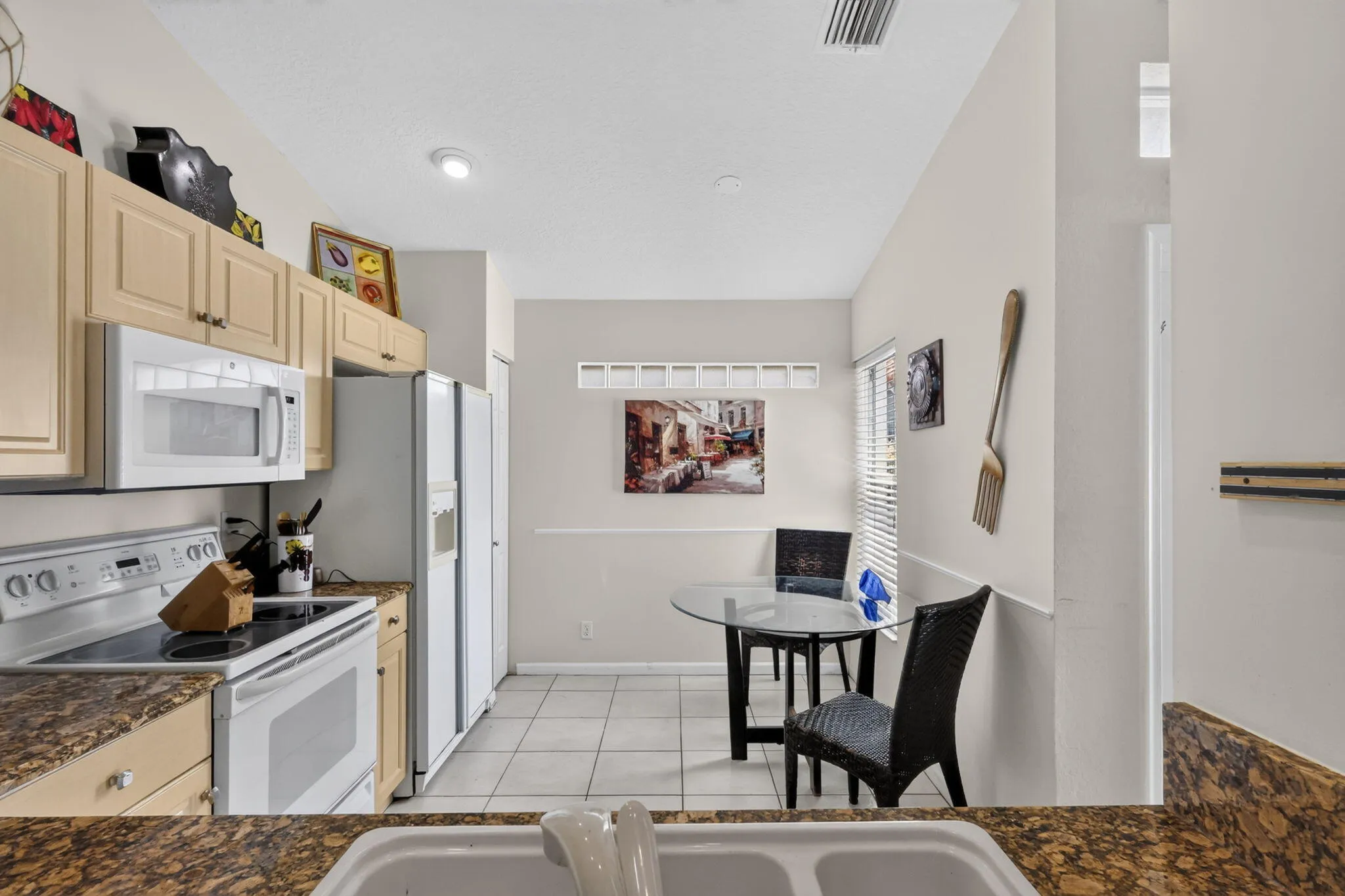 Eat-in-Kitchen