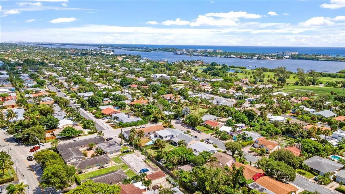 Residential community with mature tree canopies, featuring proximity to a waterway, ocean, and golf course