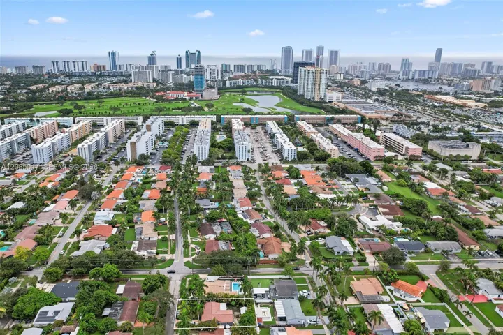 Ideal location close to beach, Gulstream, golf course and shopping