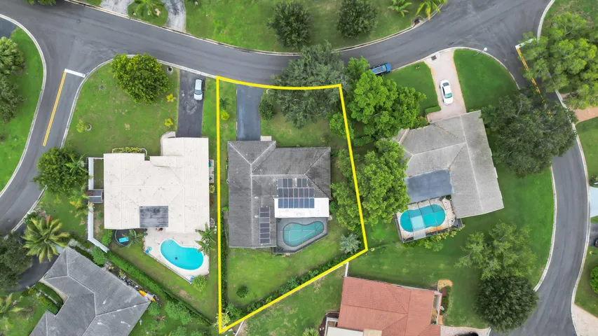 Aerial View w/Est.Property Lines