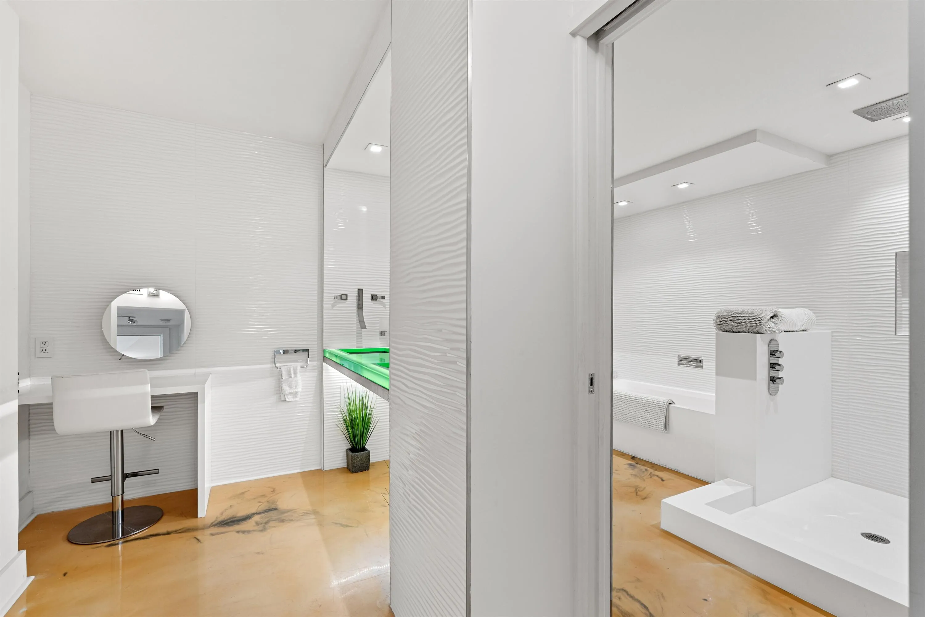Enlarged primary bath