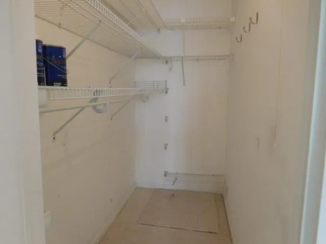 4065 EXETER D - WALK-IN CLOSET