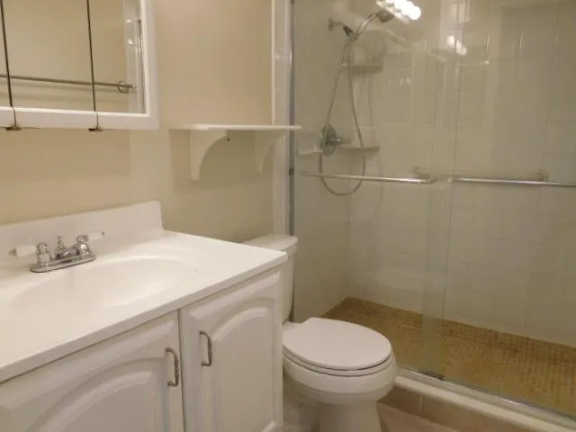 4065 EXETER D - BATHROOM PHOTO