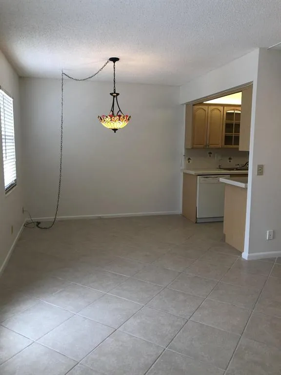 4065 EXETER D - DINING AREA