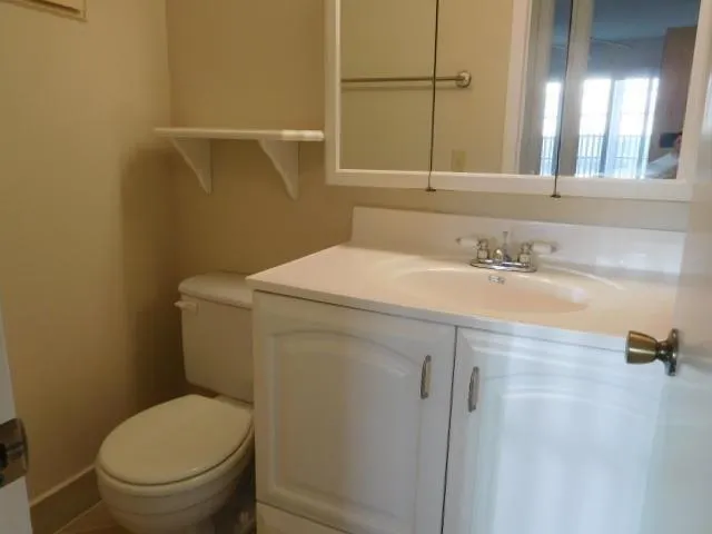 4065 EXETER D - GUEST BATHROOM