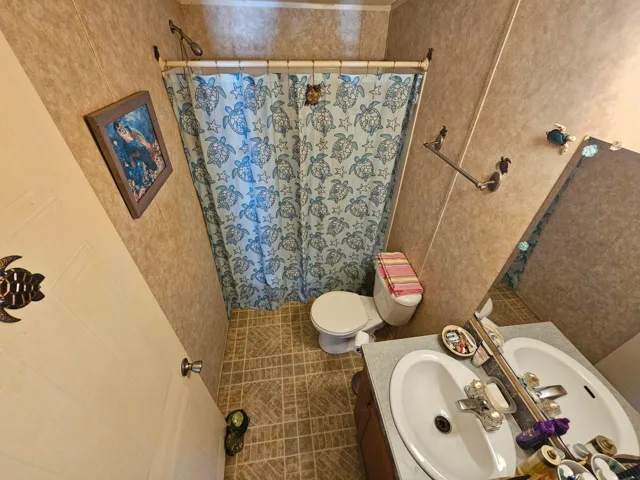Guest bathroom.