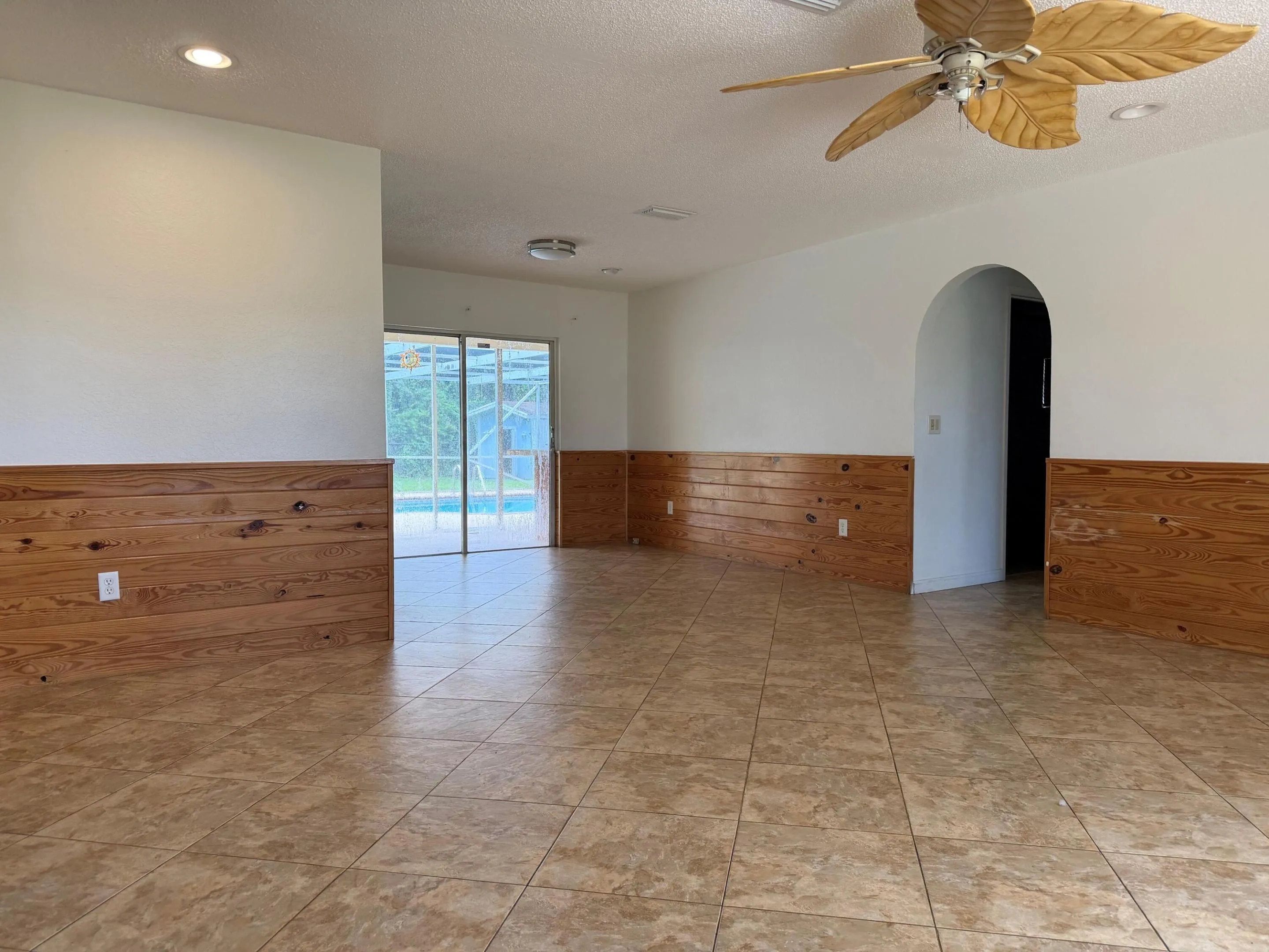 LIVING ROOM VIEW TO POOL