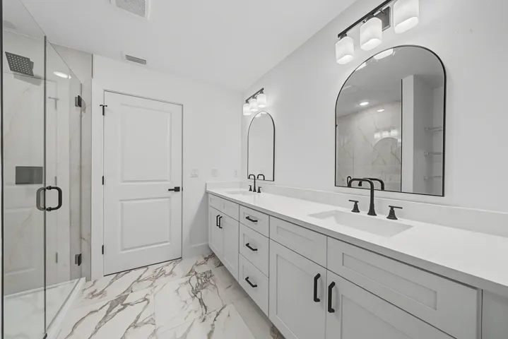 interior - master bathroom 3