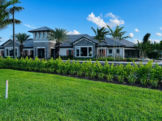 02_clubhouse_lawn