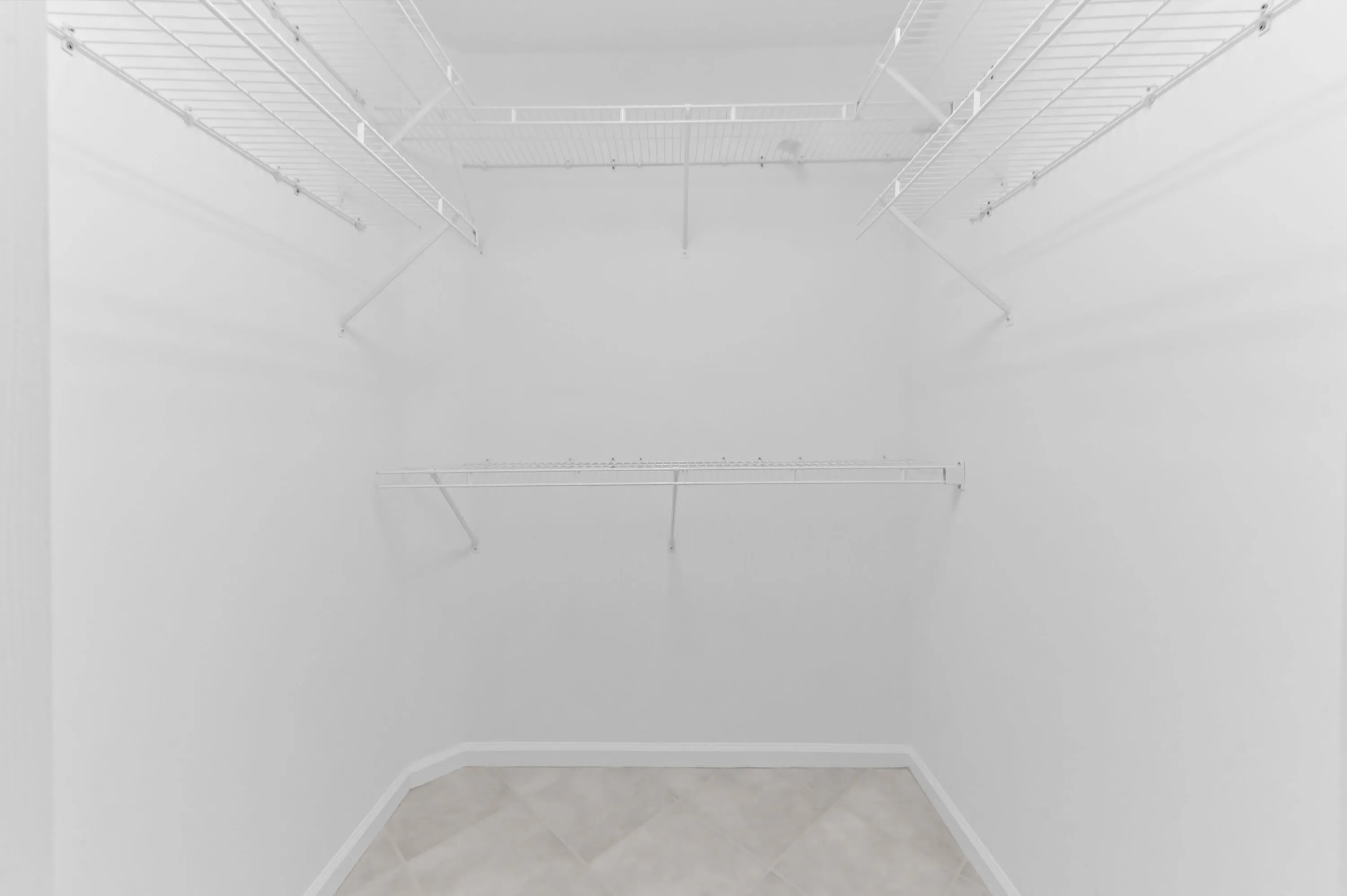 24 closet 01