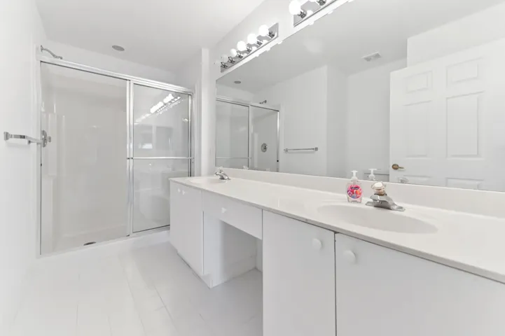 25 bathroom 01