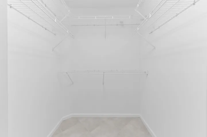 24 closet 01