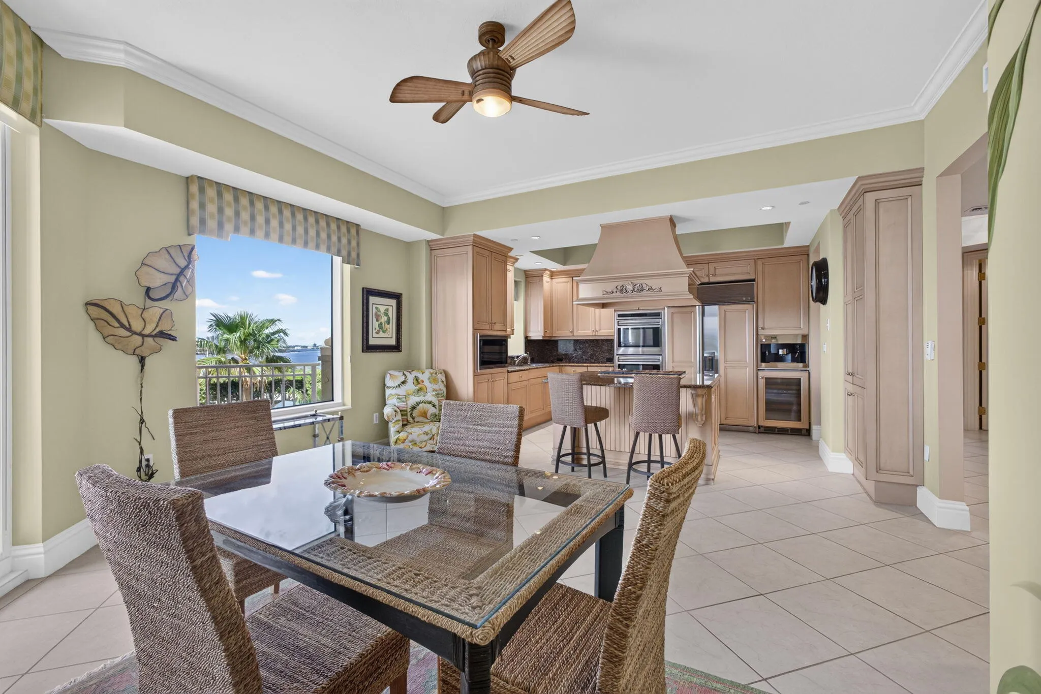 breakfast room