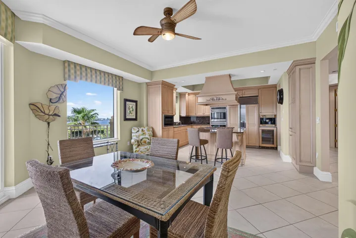 breakfast room