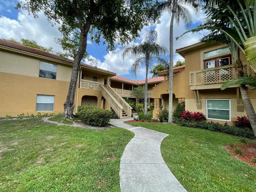 4783 Via Palm Lake 104