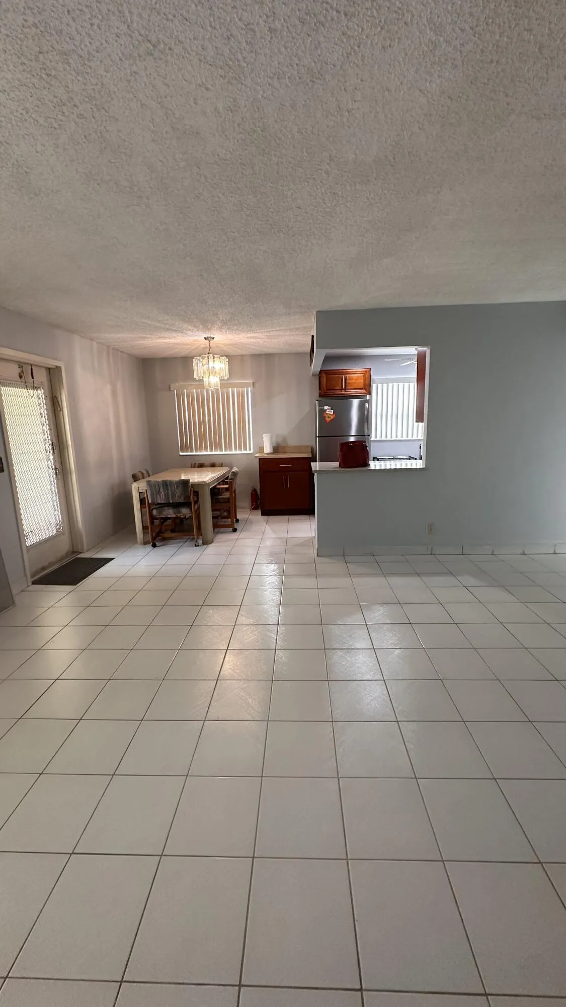 Living Room/Breakfast Area