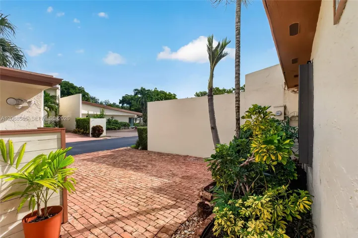 Front driveway, entrance