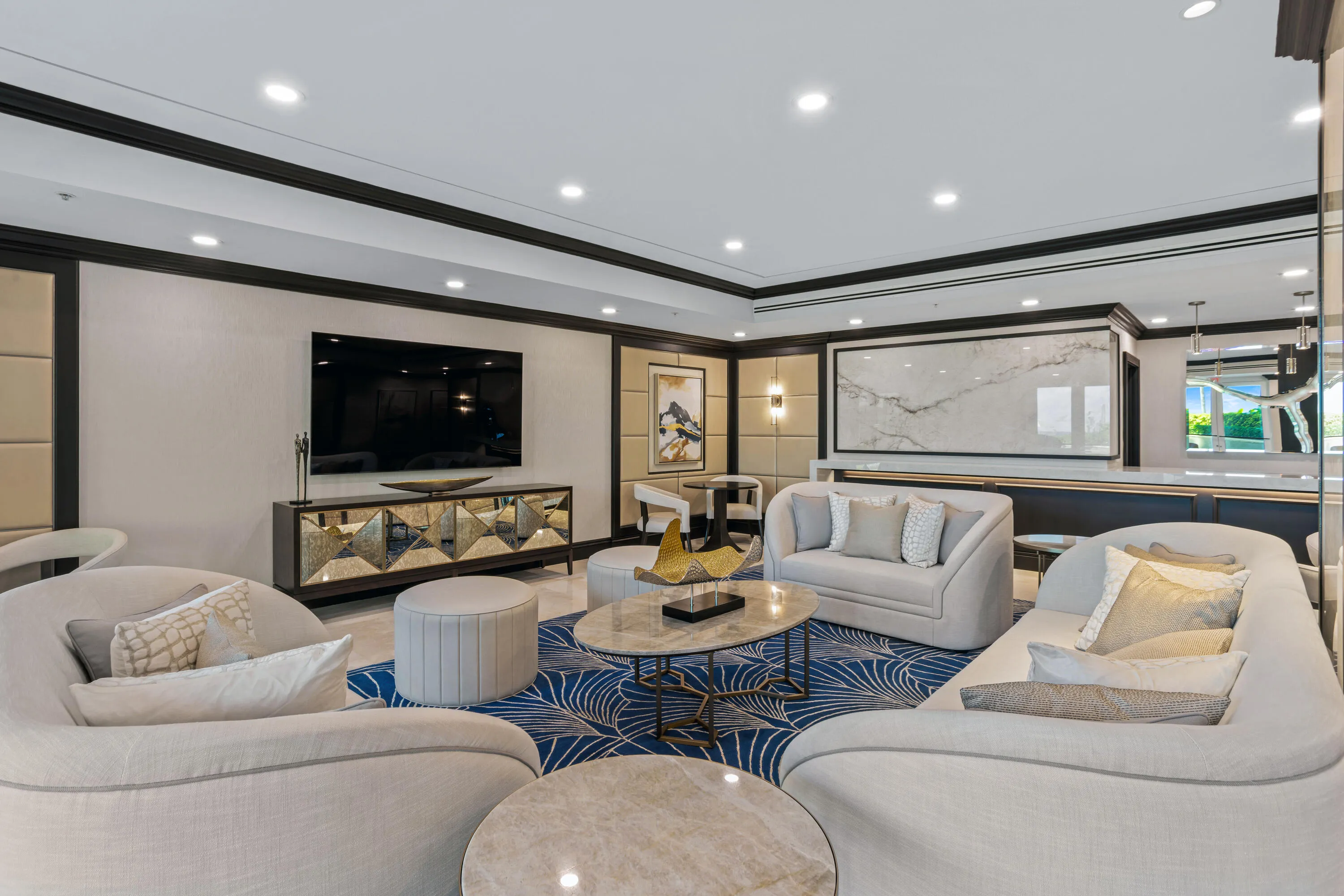 CLUB ROOM SEATING & MEDIA