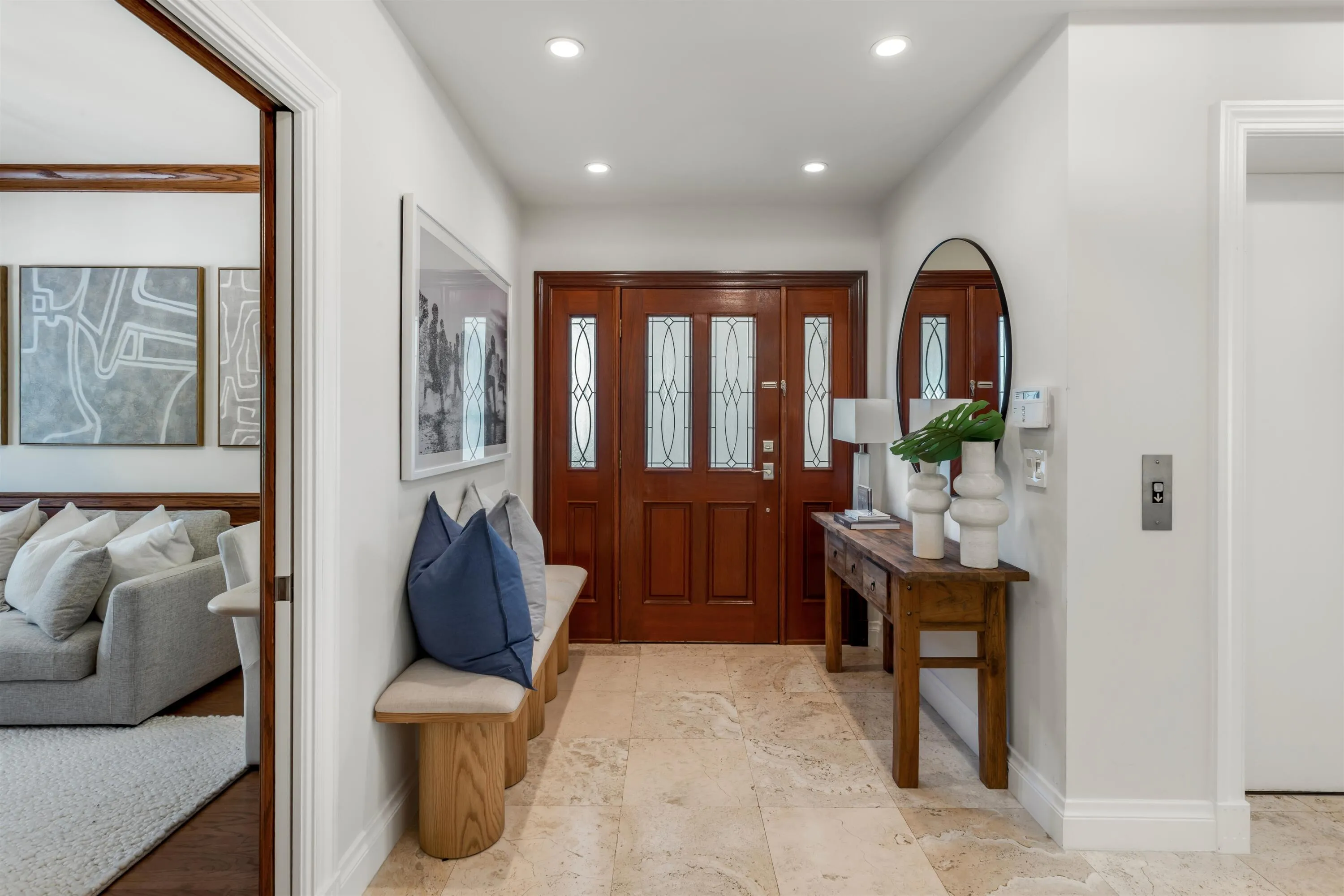 FOYER_TO_DOOR