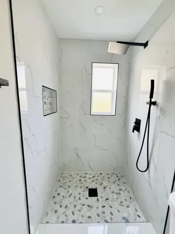Walk-in shower with shower niche for bath items