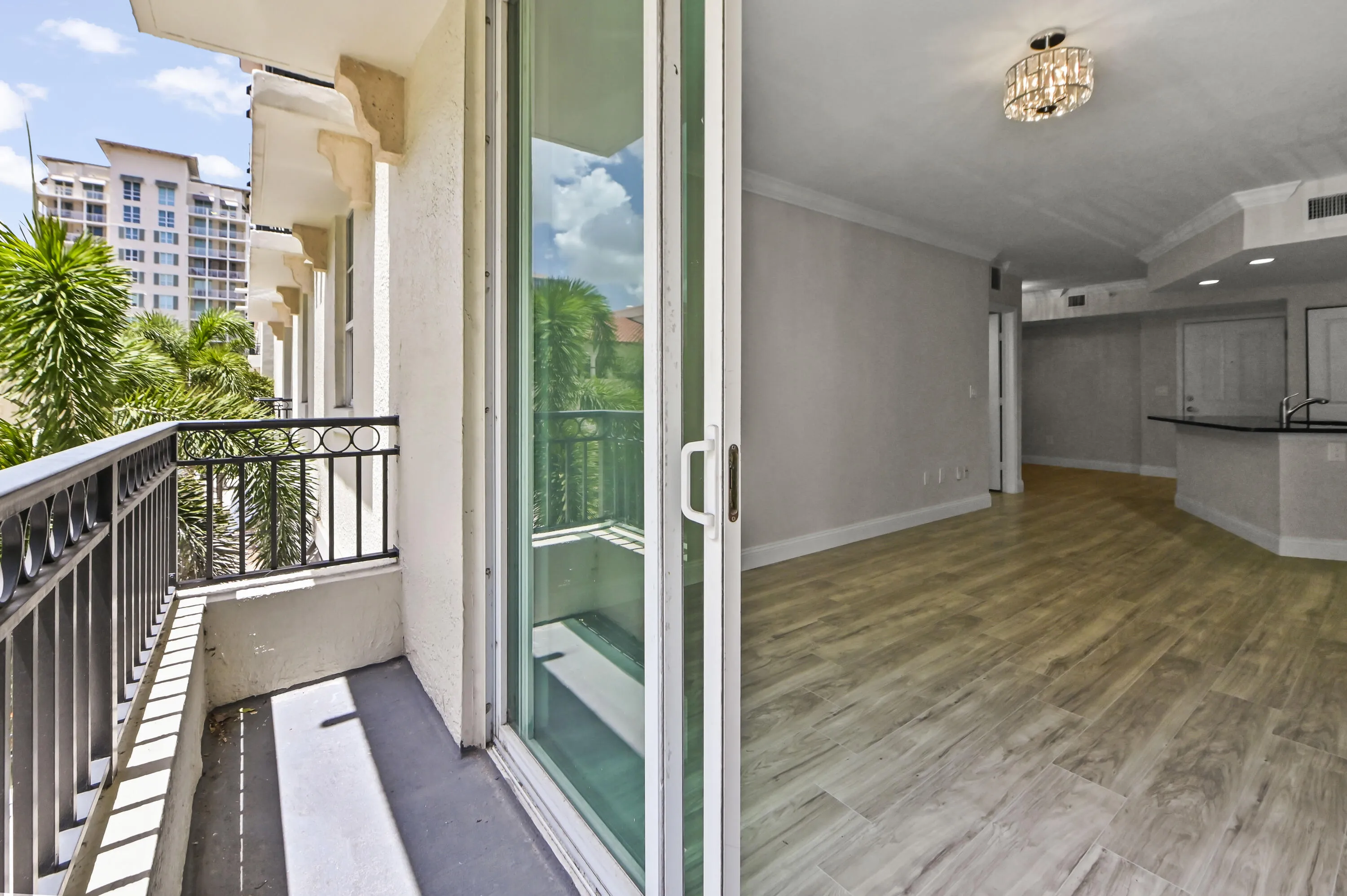 29 Balcony 03