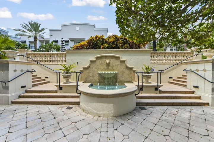 30 Courtyard 01