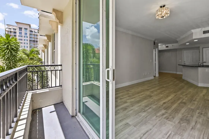 29 Balcony 03