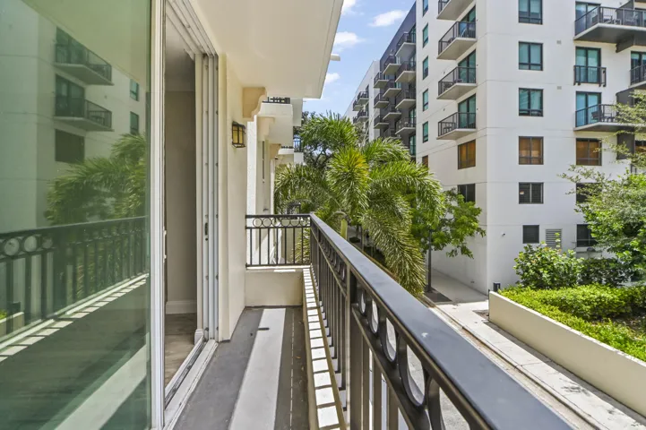 28 Balcony 02