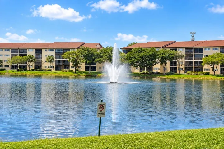 18-community_lake_fountain_sunny