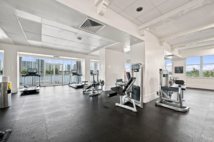 29-web-or-mls-18021-biscayne-blvd-901
