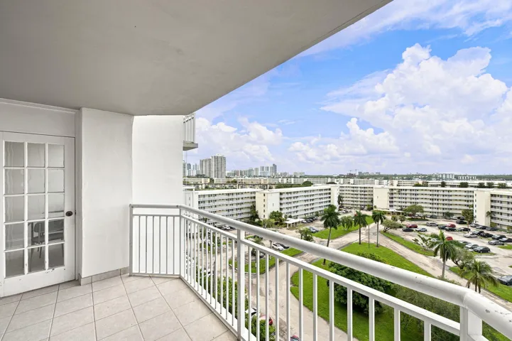 27-web-or-mls-18021-biscayne-blvd-901