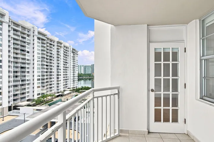 15-web-or-mls-18021-biscayne-blvd-901