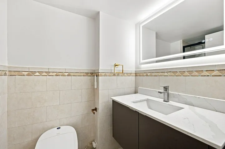 23-web-or-mls-18021-biscayne-blvd-901