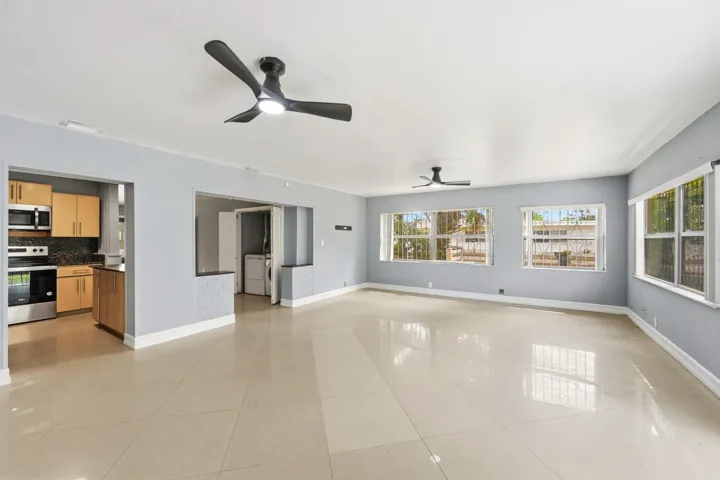 ENORMOUS FAMILY ROOM