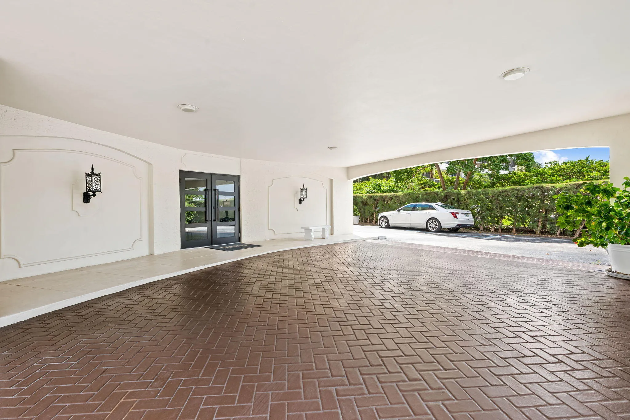 covered drive to lobby