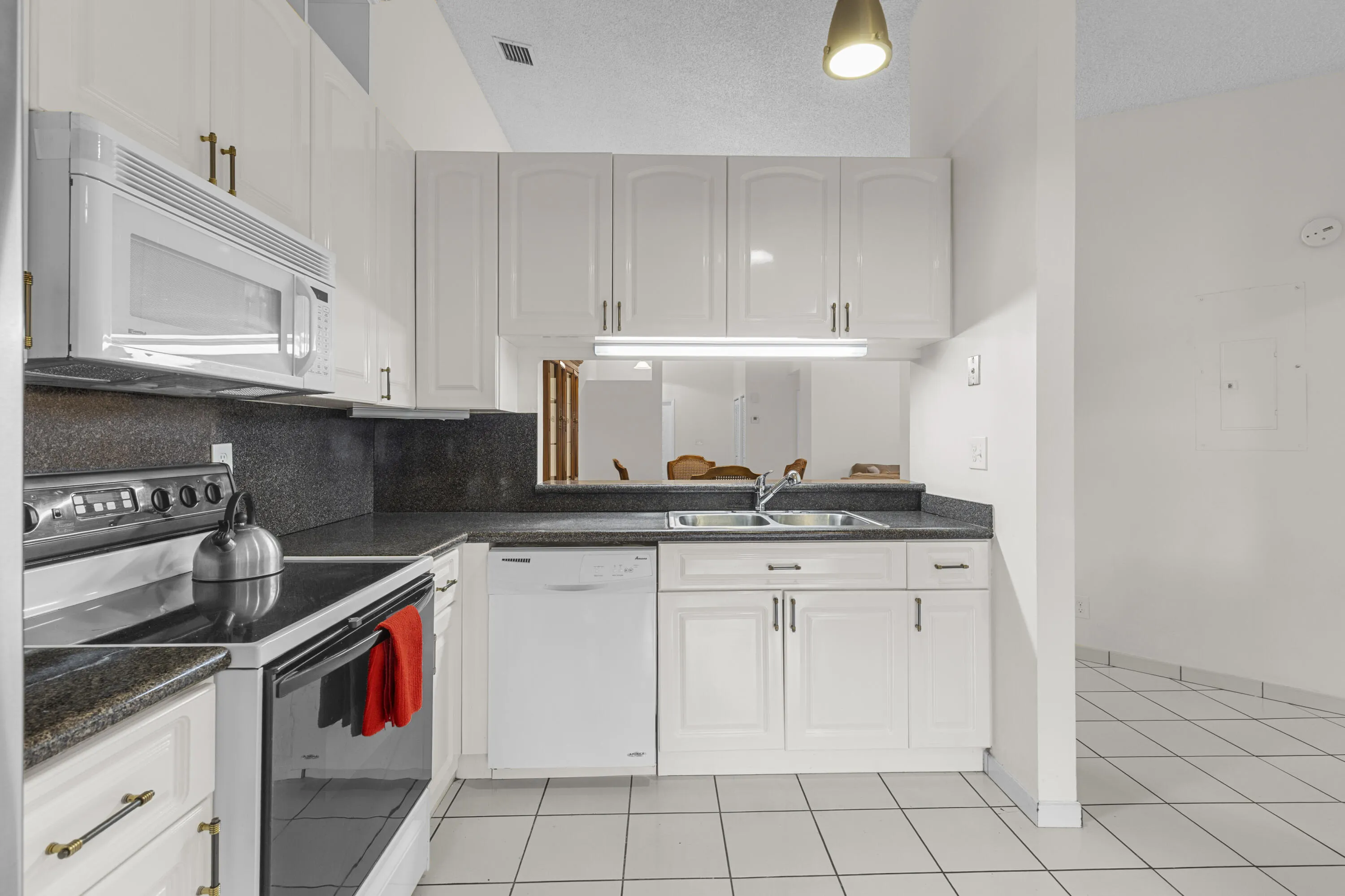 kitchen to entry