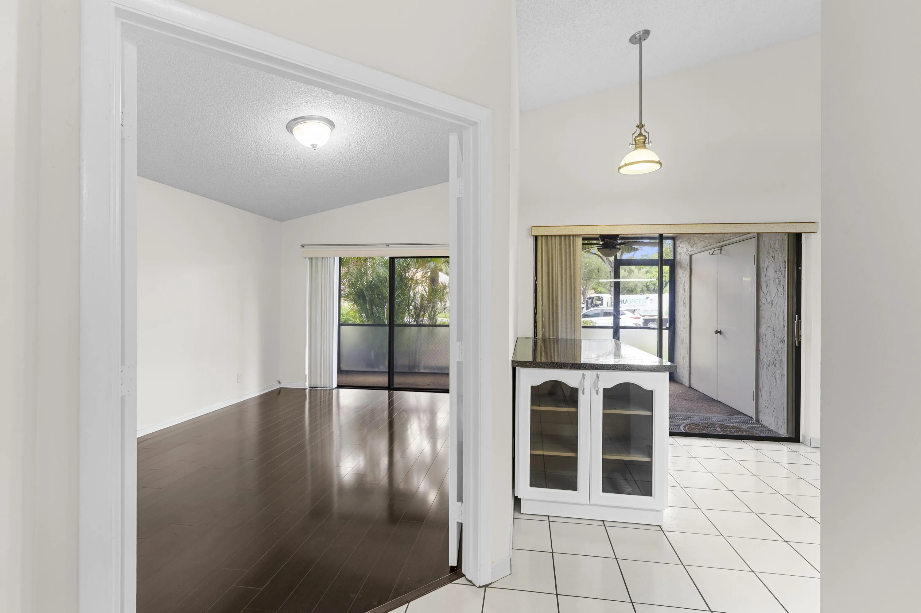 Primary adjacent to kitchen