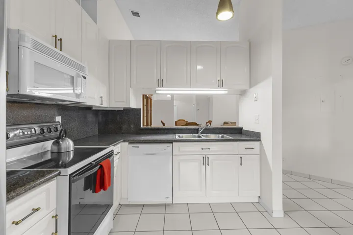 kitchen to entry
