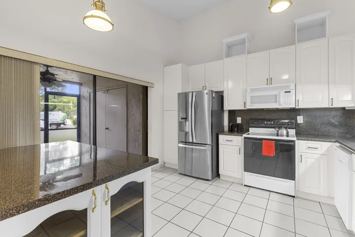 kitchen w island