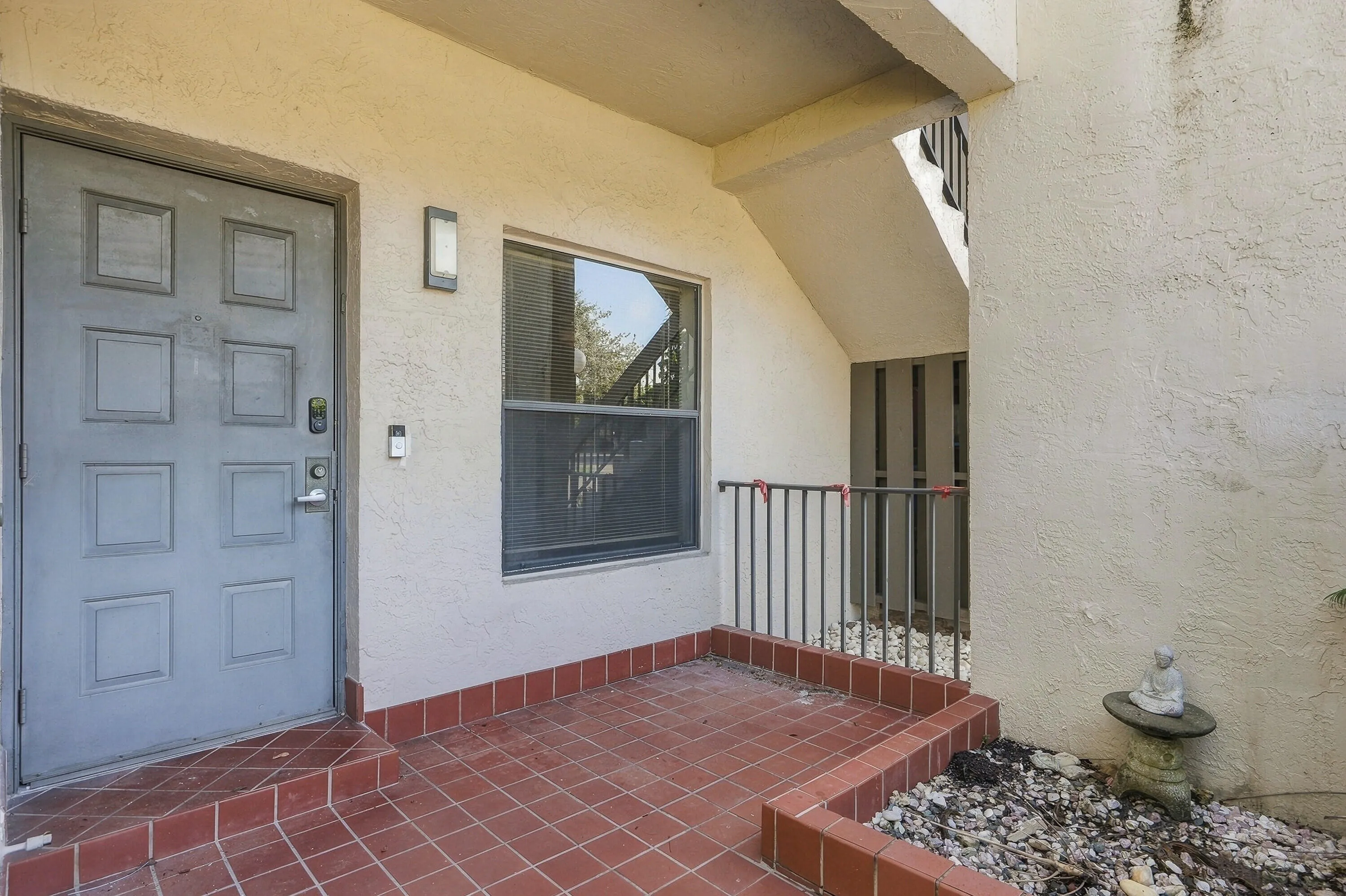 02_exterior entry