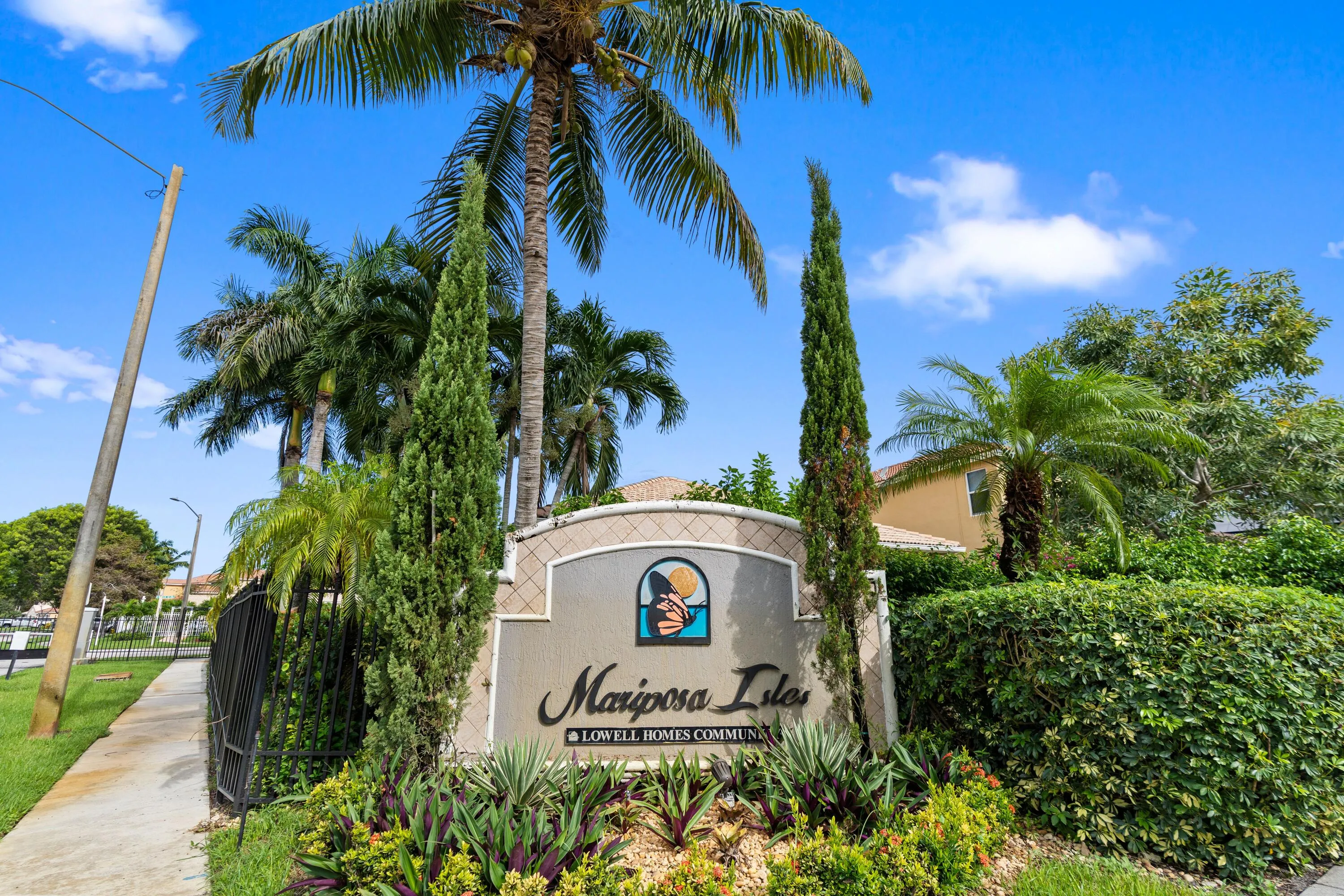 Mariposa Isles community entrance.
