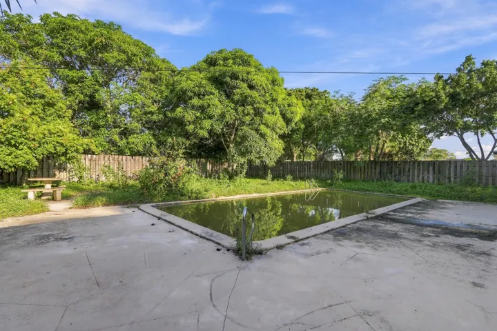 26_26. pool area