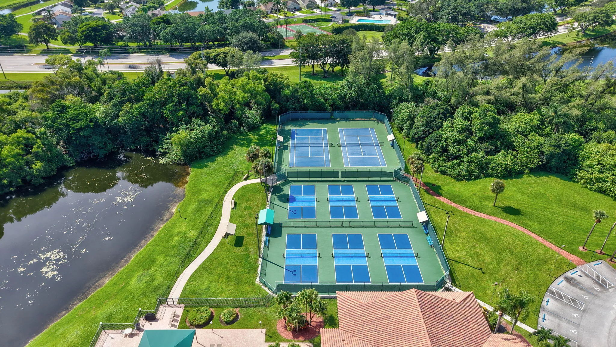 Clubhouse w Courts